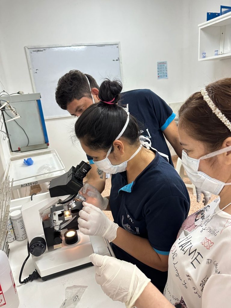 Trabajo en el Laboratorio de Ciencias